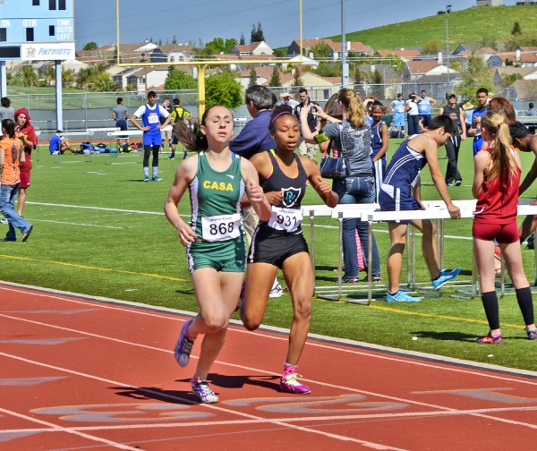 Here Ileana just overtakes the Deer Valley girl at the finish for another 2014 800m win.