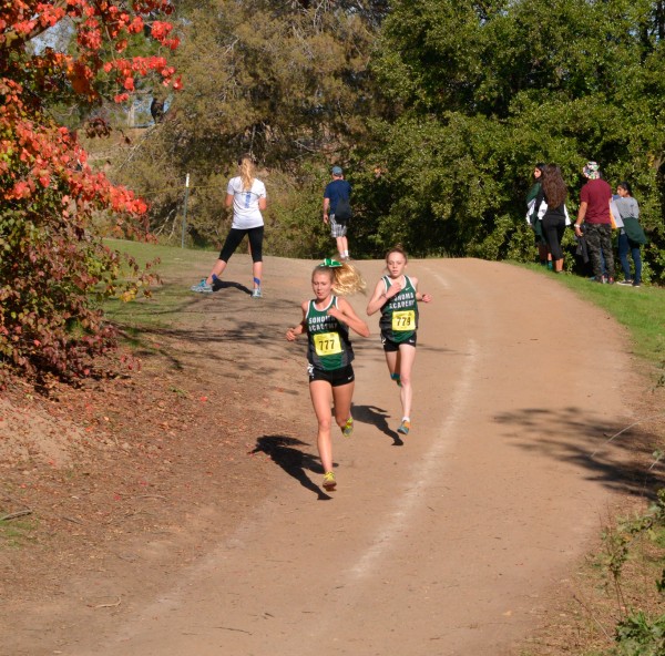 Just before 2 miles, Alyssa Goody has moved up on Rylee’s shoulder. Sonoma Academy running 1 and 2 at this point.